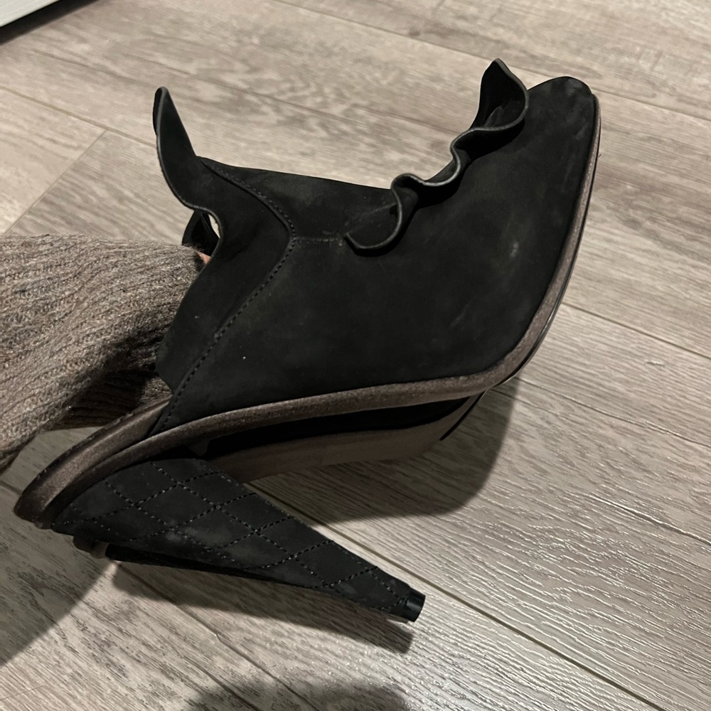 Fendi Black Ruffle Heels - Picture 5 of 7